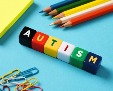 患有自闭症谱系障碍的儿童和青少年的病因学和治疗