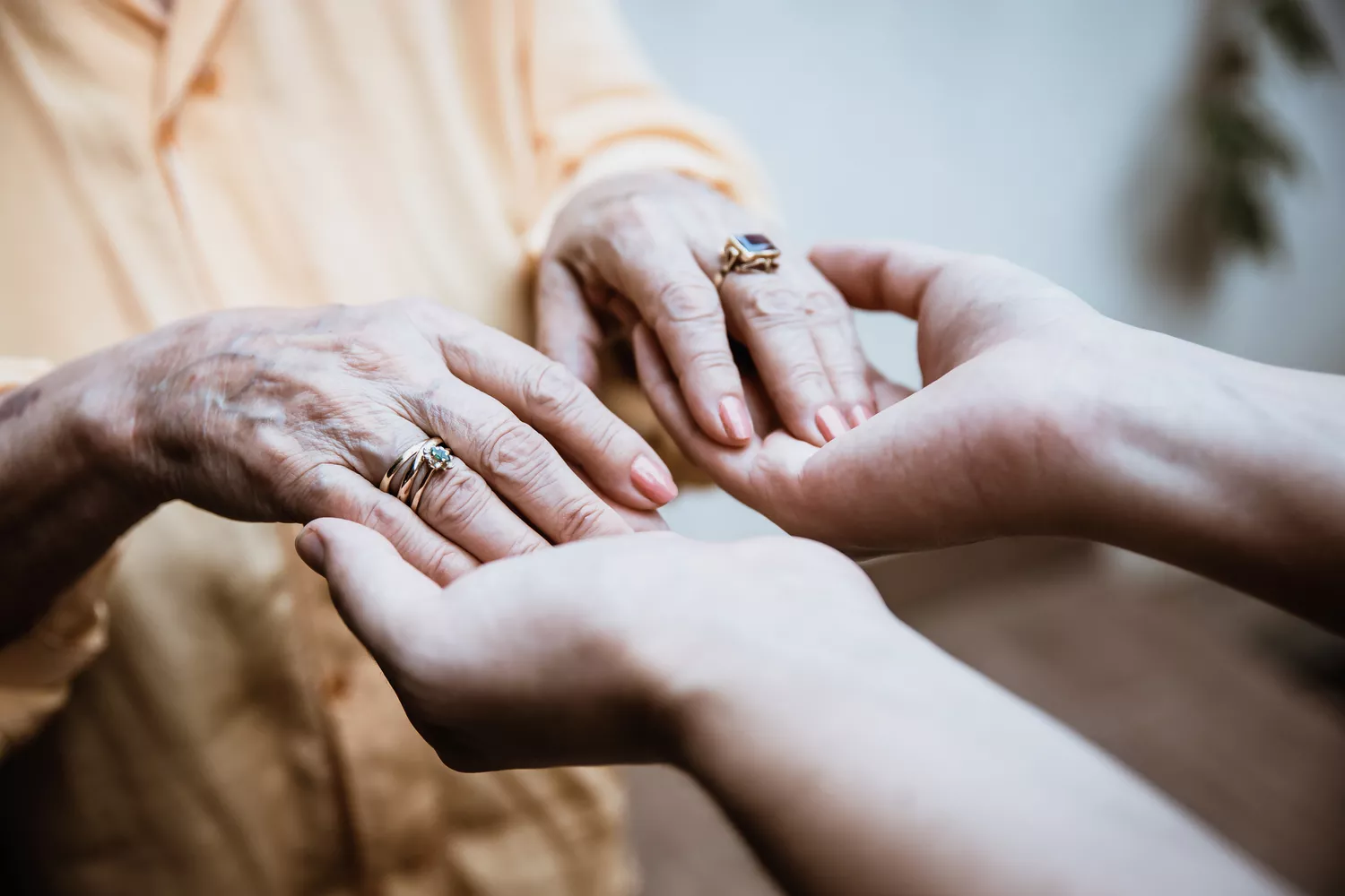 神经学家测试一个人的手部反应