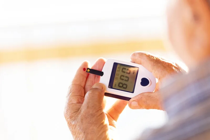 β细胞受损是糖尿病的主要原因，干细胞通过分化为β细胞来治疗糖尿病