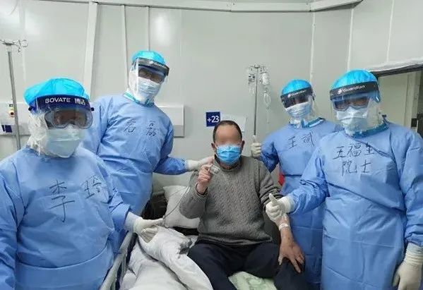 王福生院士和医疗人员 王福生院士和医疗人员