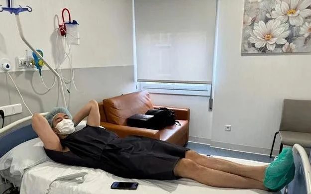 郭艾伦在社交媒体上晒出了自己在西班牙一家私人诊所接受治疗