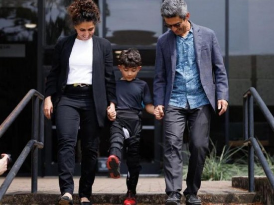 休斯顿大学团队创造了一种柔软的智能外骨骼来帮助儿童行走。图片来源：美国休斯顿大学