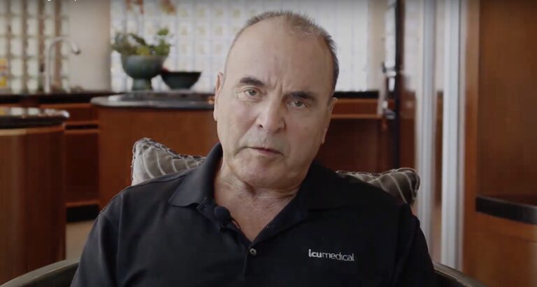 乔治·洛佩兹 (George Lopez)，他支付了200万美元的支票来资助早期实验。