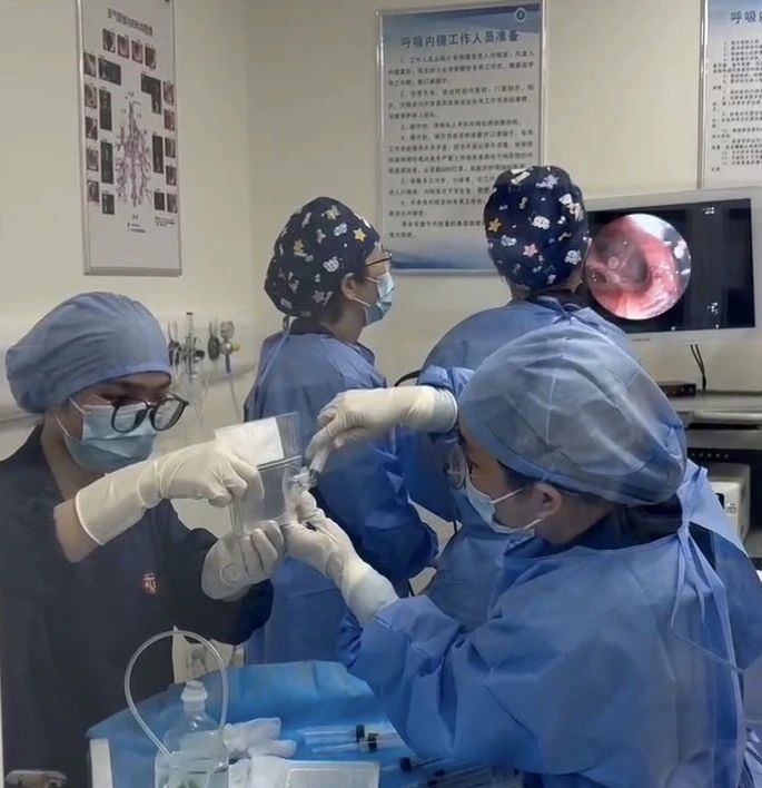 首例慢阻肺病患者顺利完成干细胞治疗,由瑞金医院周敏教授(左二)完成支气管镜给药操作 首例慢阻肺病患者顺利完成干细胞治疗,由瑞金医院周敏教授(左二)完成支气管镜给药操作