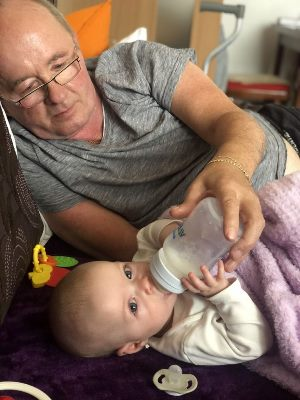 露西·皮诺瓦父亲与她的新生女儿 露西·皮诺瓦父亲与她的新生女儿