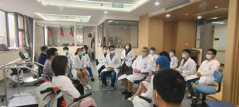上海市同济医院程黎明教授主持“护心康髓”小组讨论 ——与神经干细胞移植治疗脊髓损伤受试者面对面